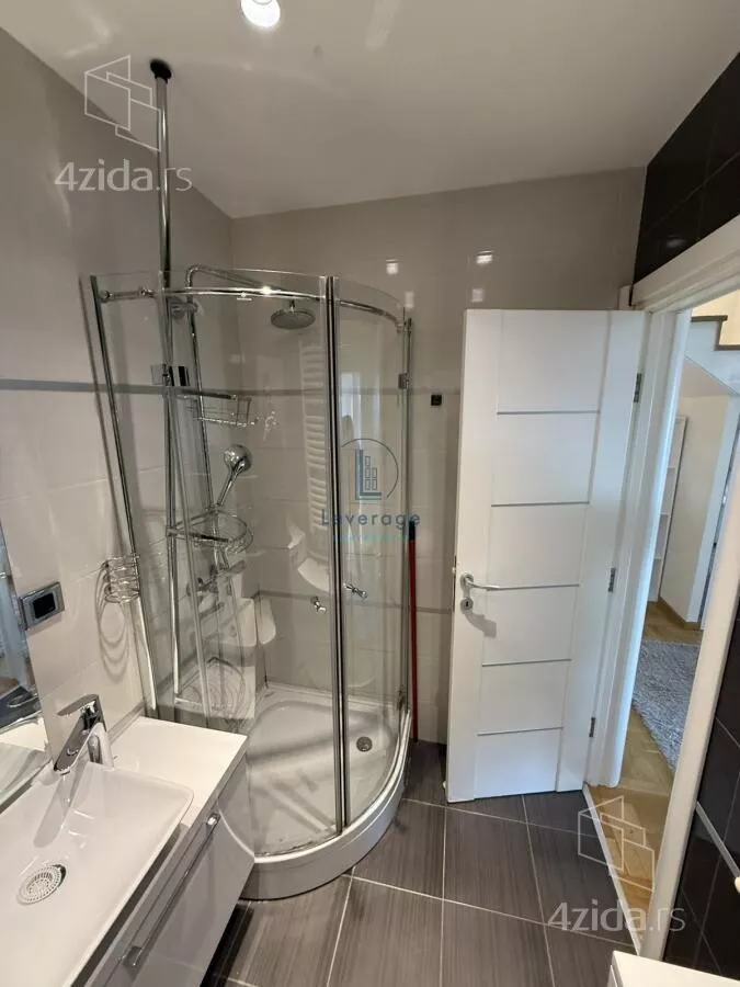 Četvoroiposoban stan | 4zida