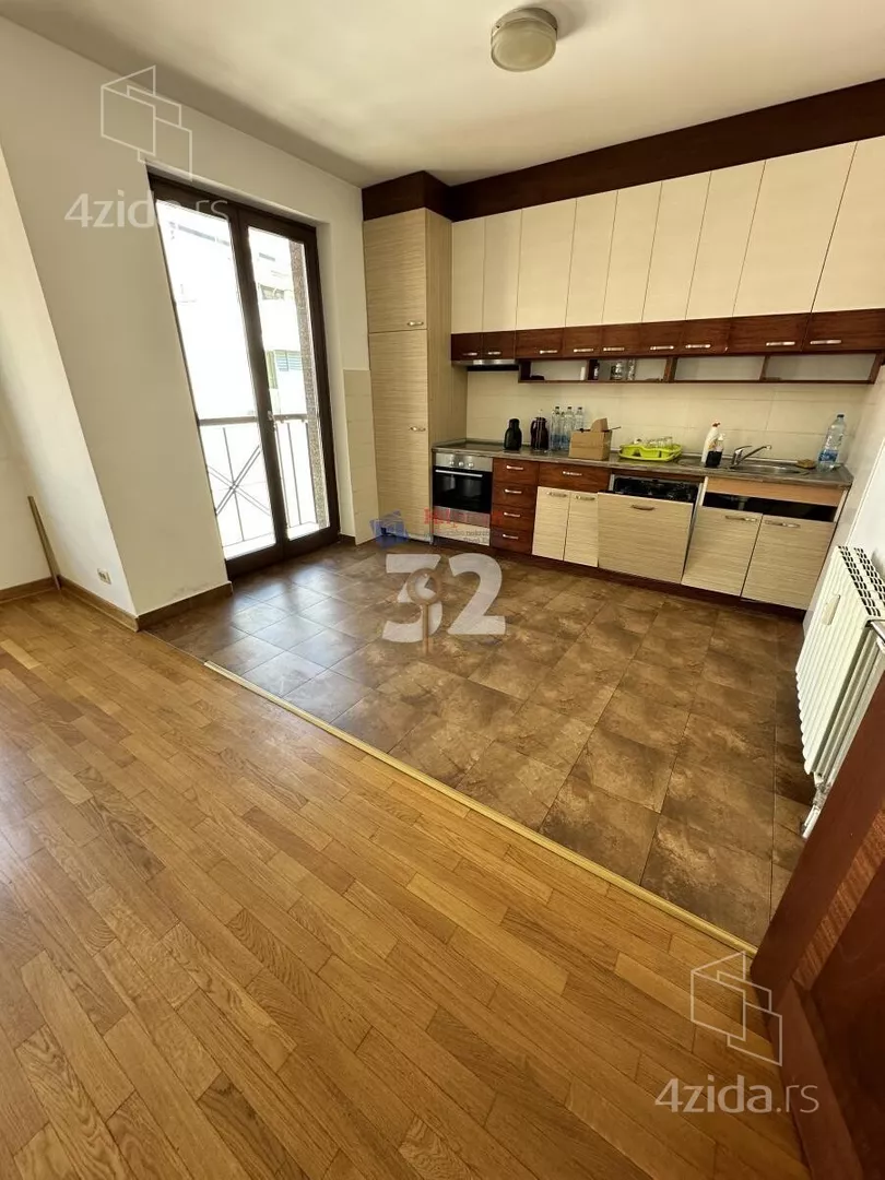 Četvoroiposoban stan | 4zida