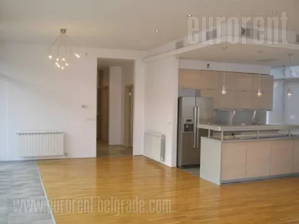 DEDINJE BELI DVOR | 4zida.rs