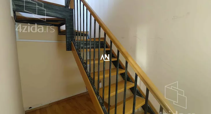 Šestoiposoban stan | 4zida