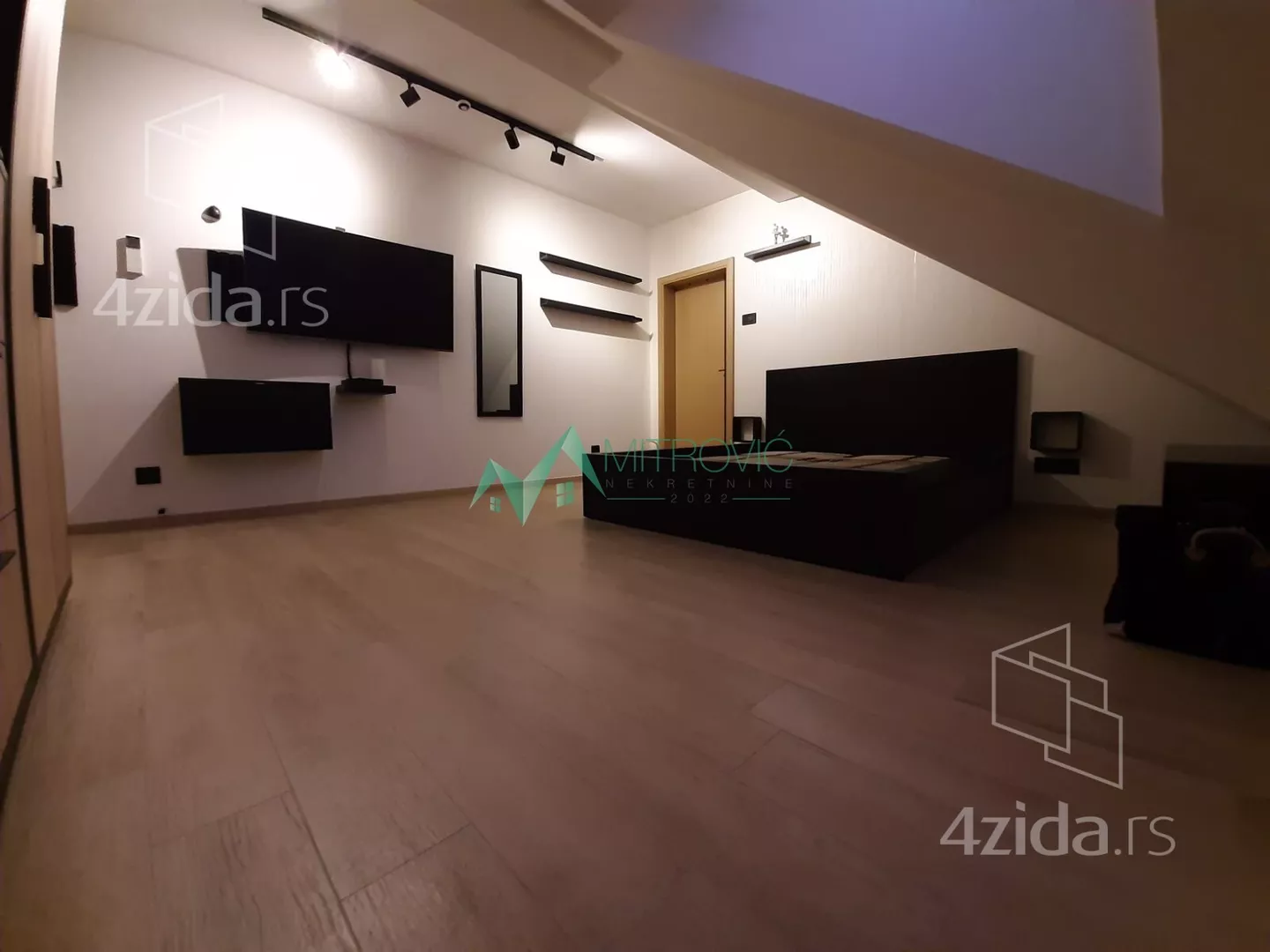 Četvoroiposoban stan | 4zida