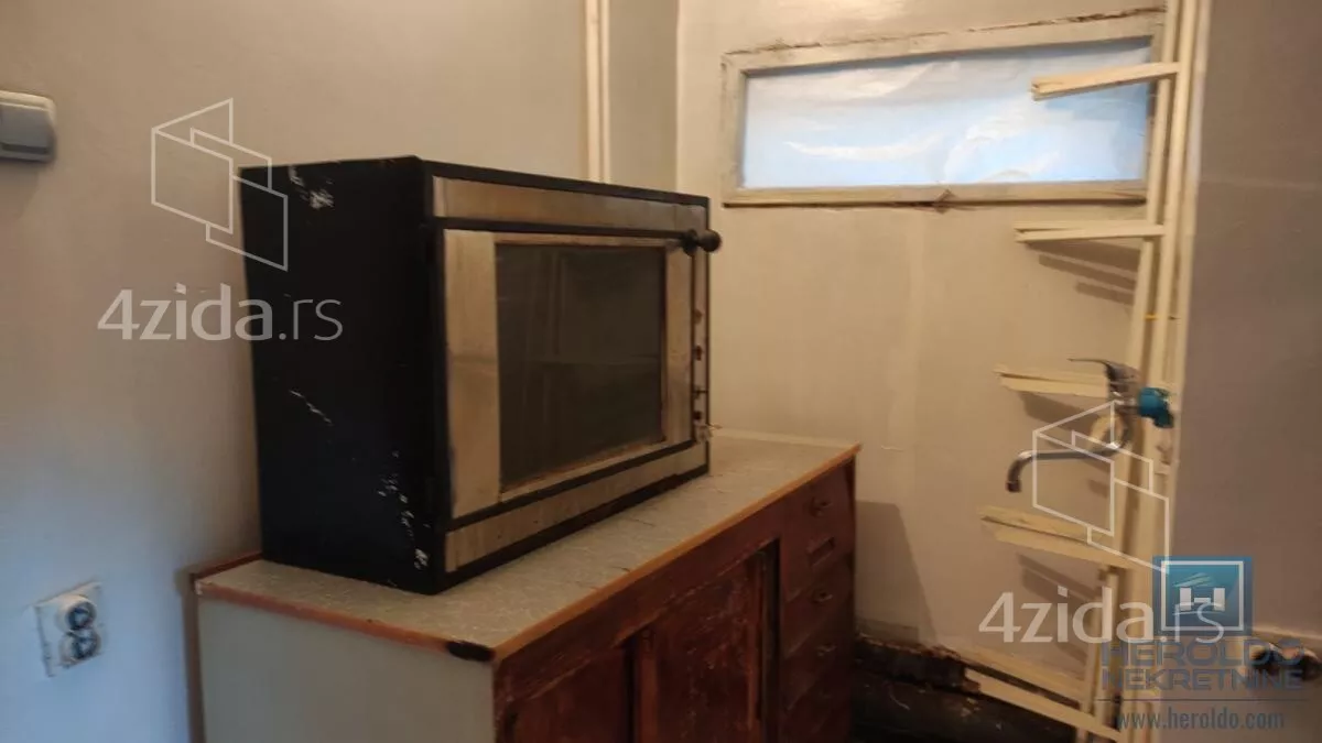 Poslovna zgrada | 4zida