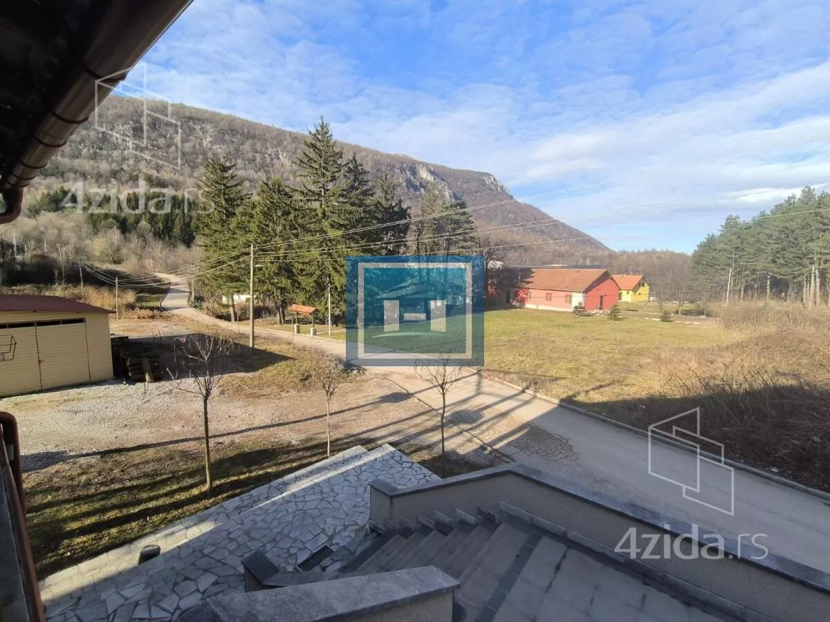 Poslovna zgrada | 4zida