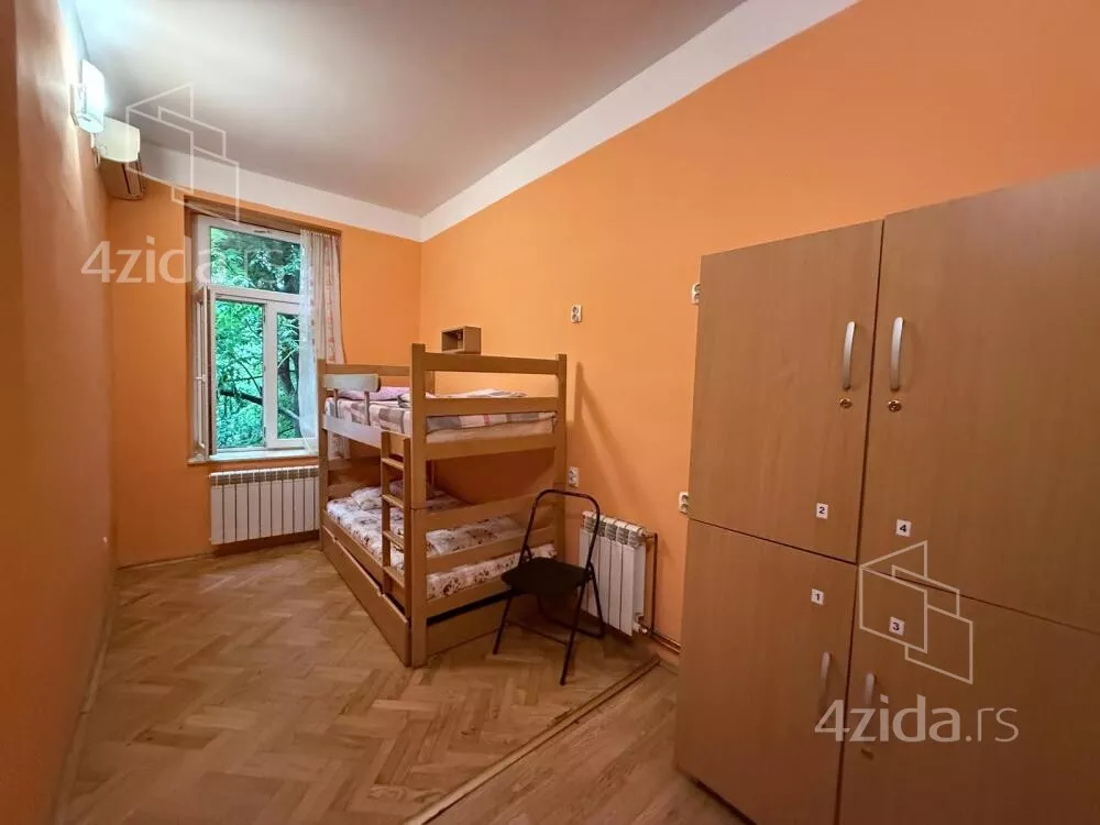 Šestoiposoban stan | 4zida