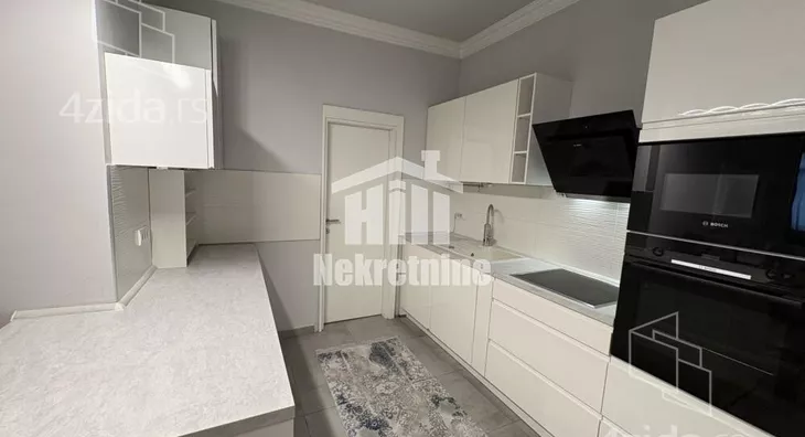 Šestoiposoban stan | 4zida