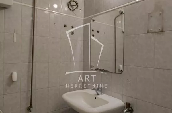 Šestoiposoban stan | 4zida