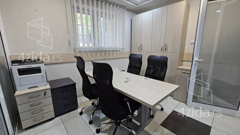 Poslovna zgrada | 4zida