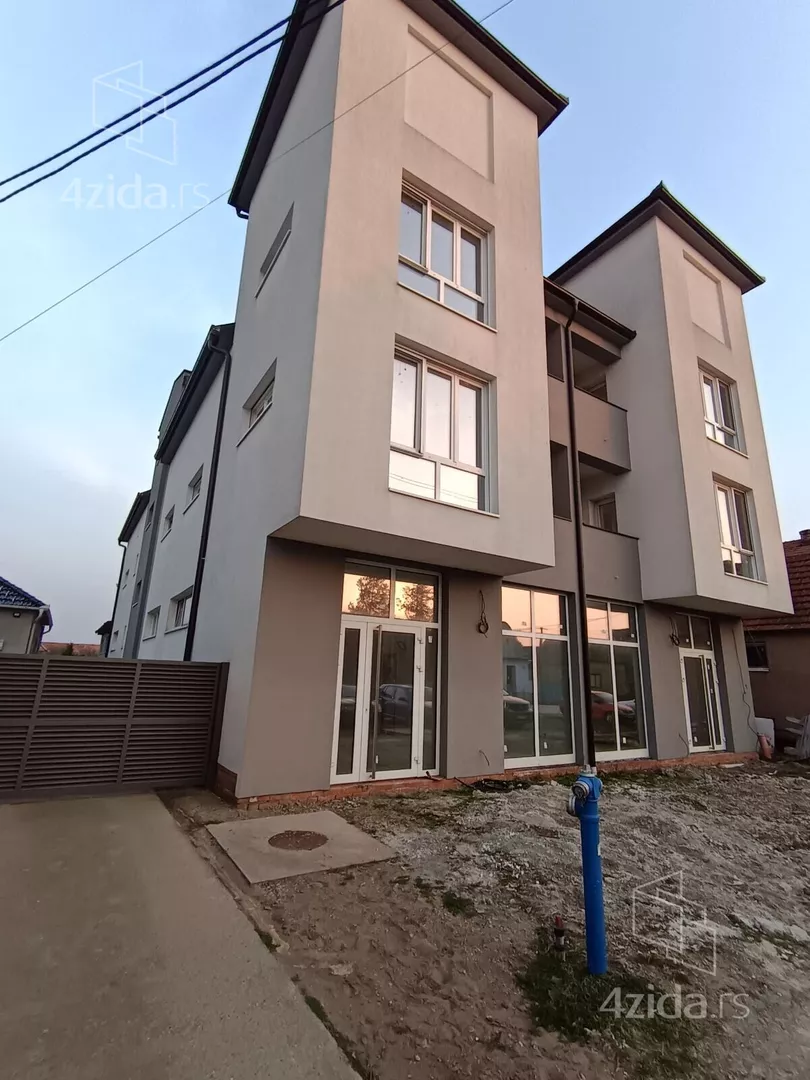 Poslovna zgrada | 4zida