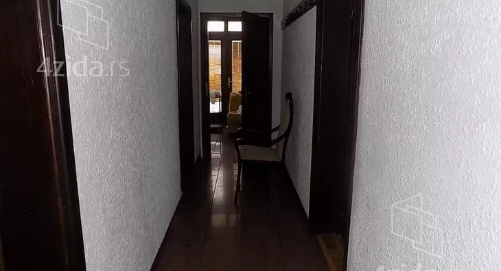 Poslovna zgrada | 4zida