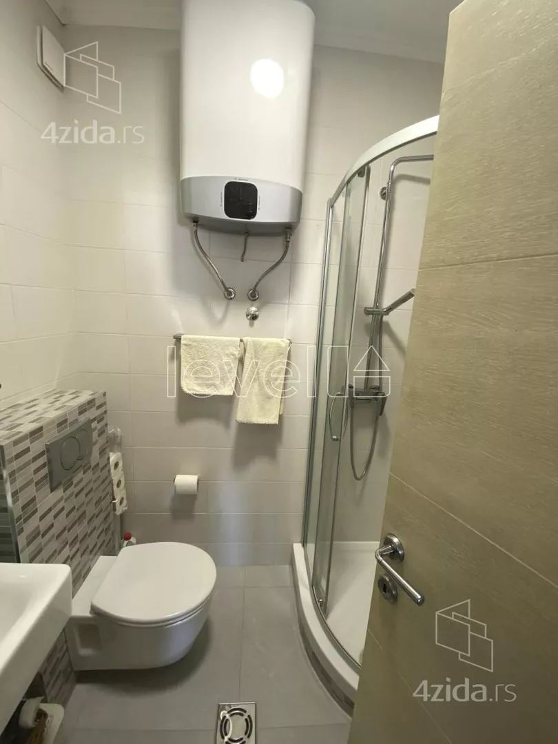 Šestosoban stan | 4zida