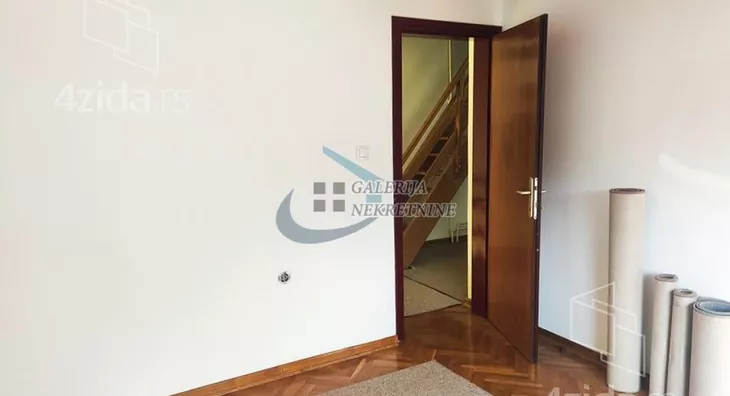 Četvoroiposoban stan | 4zida