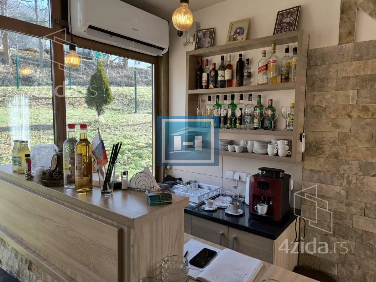 Poslovna zgrada | 4zida