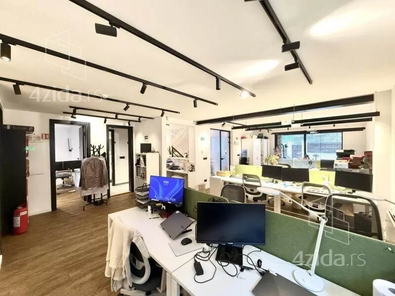 Poslovna zgrada | 4zida