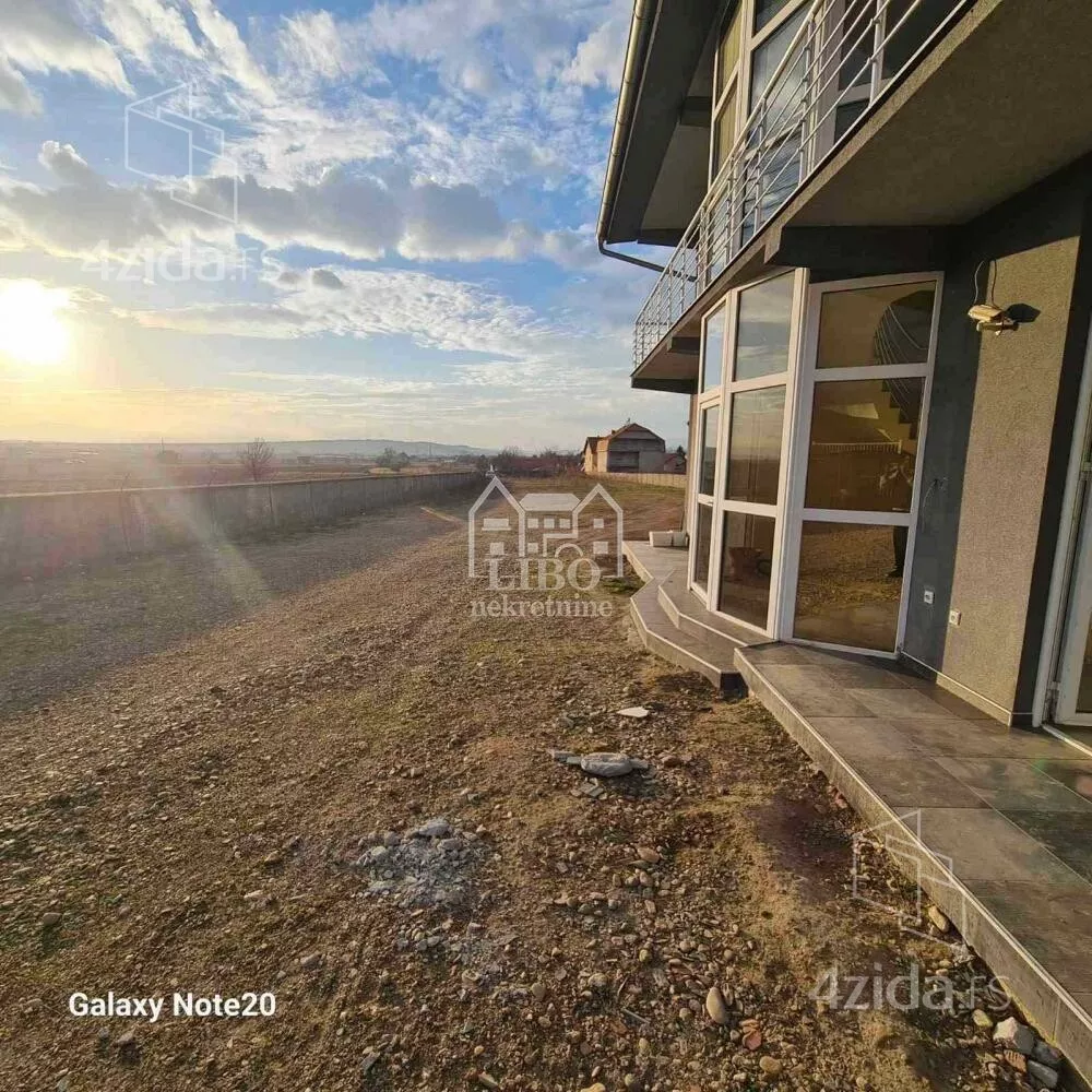 Poslovna zgrada | 4zida