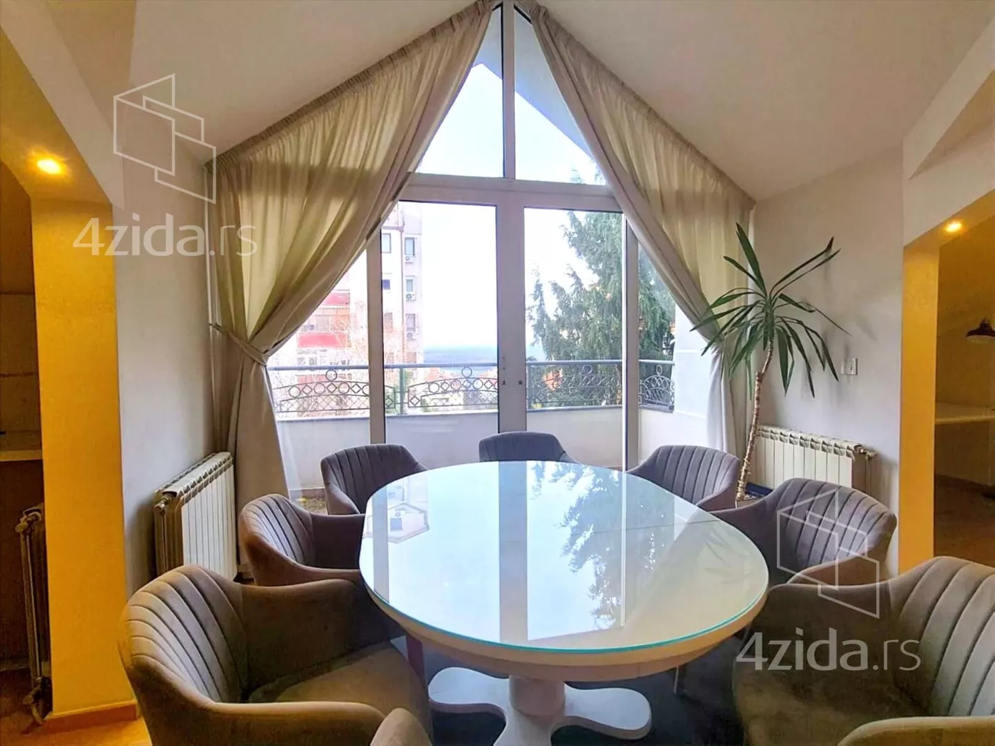 Četvoroiposoban stan | 4zida