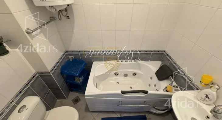Četvoroiposoban stan | 4zida