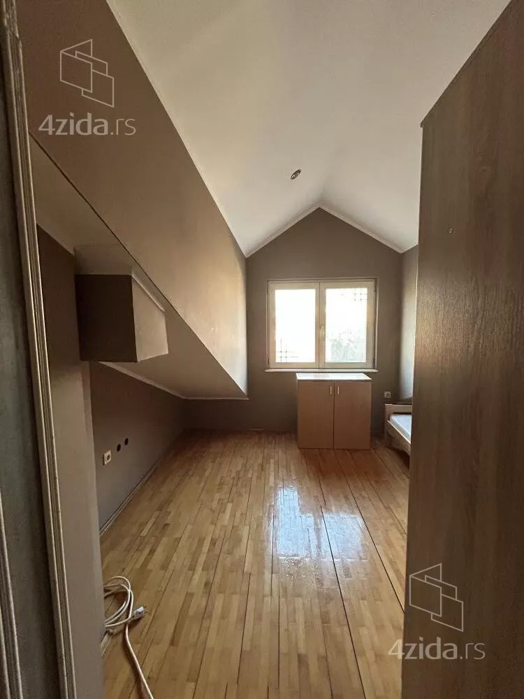 Četvoroiposoban stan | 4zida