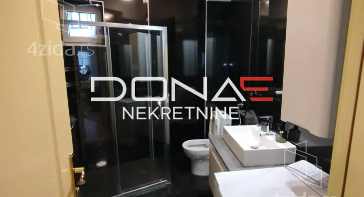 Poslovna zgrada | 4zida