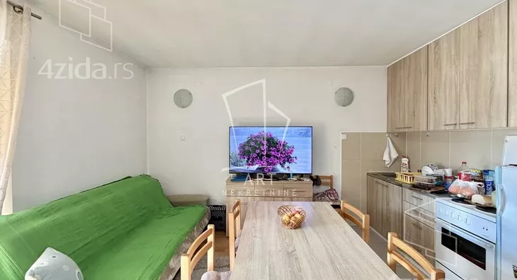 Šestoiposoban stan | 4zida