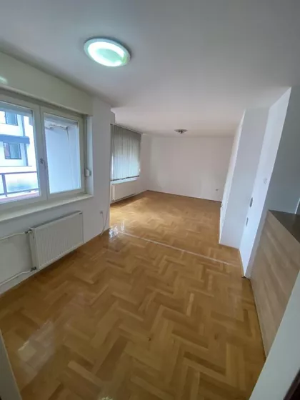 Crveni Pevac | 4zida.rs