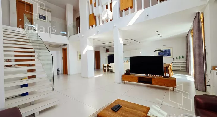 Sedmosoban stan | 4zida