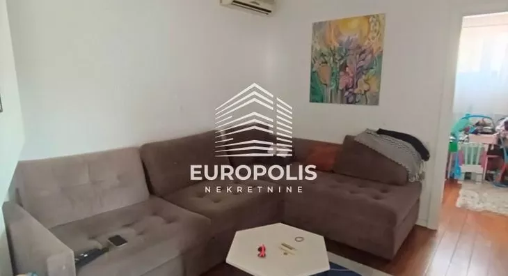 Šestosoban stan | 4zida