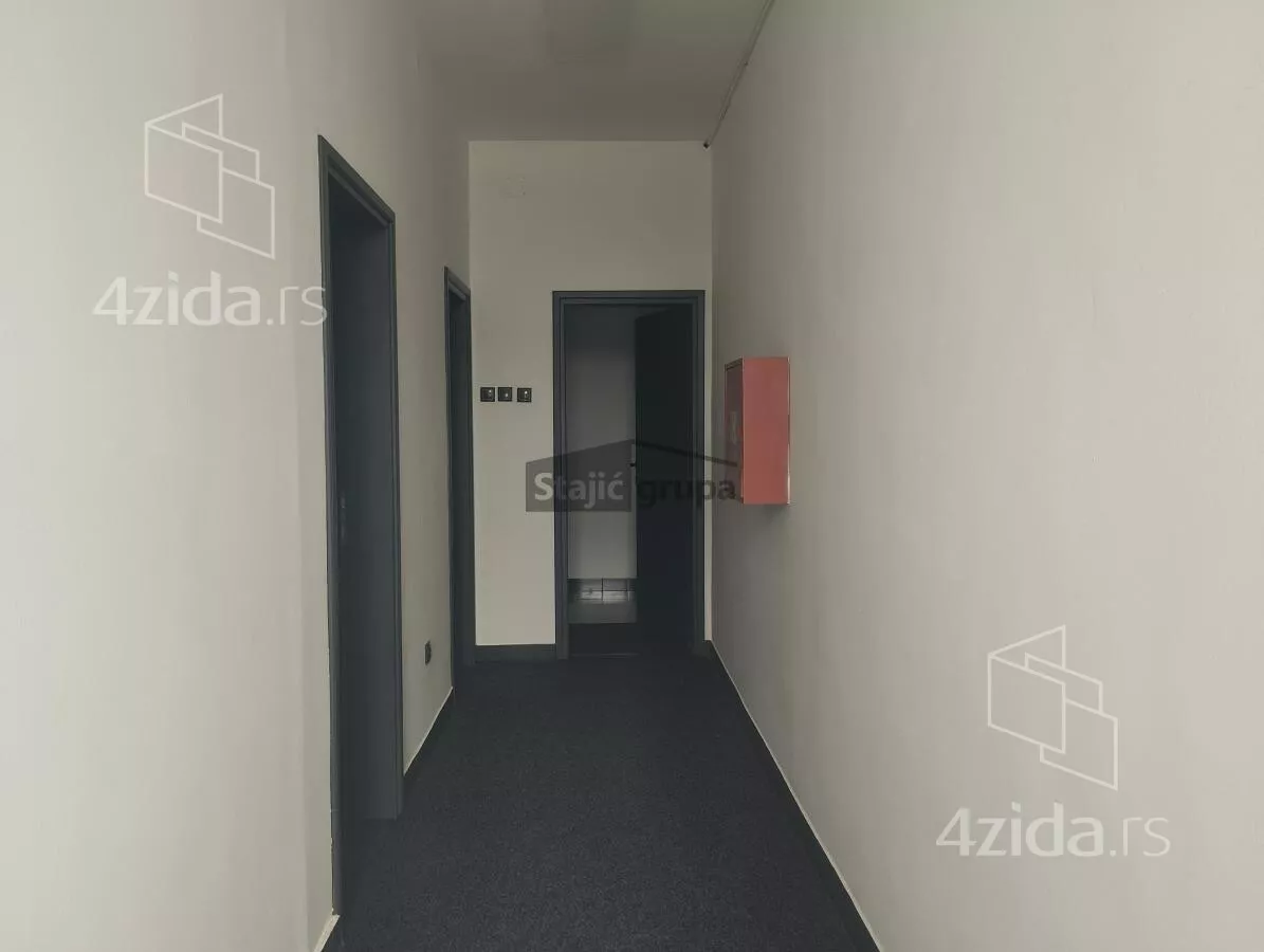 Poslovna zgrada | 4zida