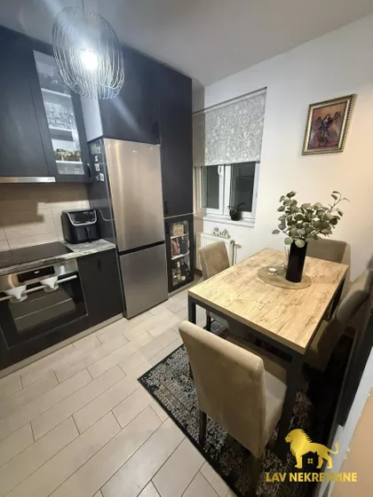 KRALJA MILANA | 4zida.rs