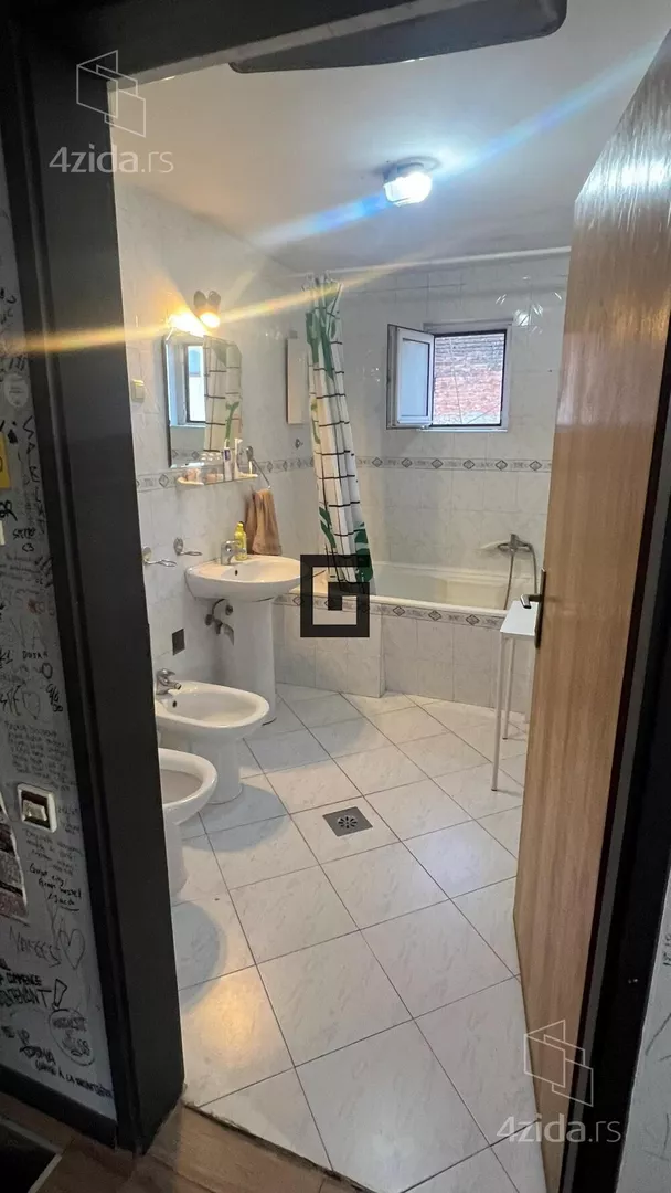 Šestoiposoban stan | 4zida