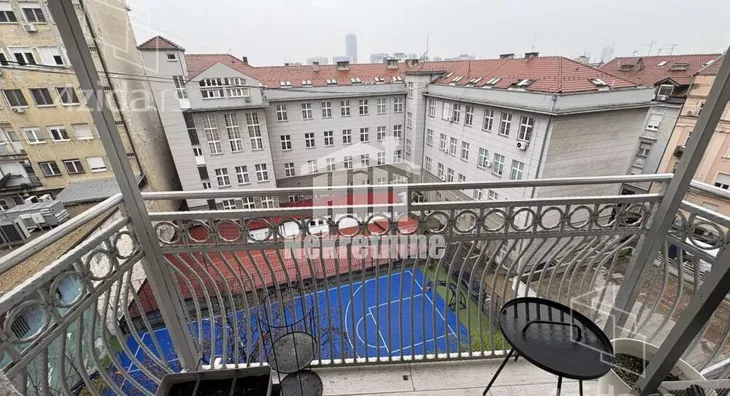 Šestoiposoban stan | 4zida