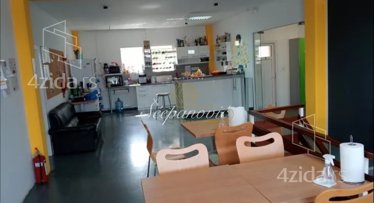 Poslovna zgrada | 4zida