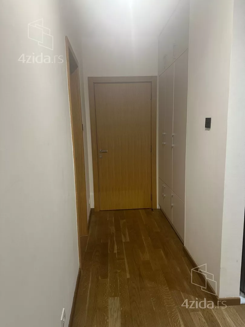 Šestosoban stan | 4zida
