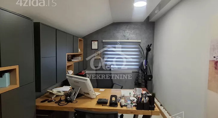 Poslovna zgrada | 4zida