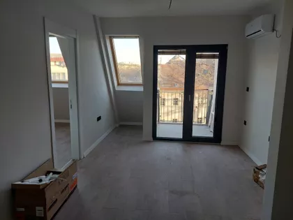 Trg Cara Jovana Nenada | 4zida.rs