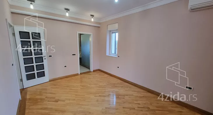 Šestoiposoban stan | 4zida