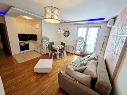 Crveni Pevac | 4zida.rs