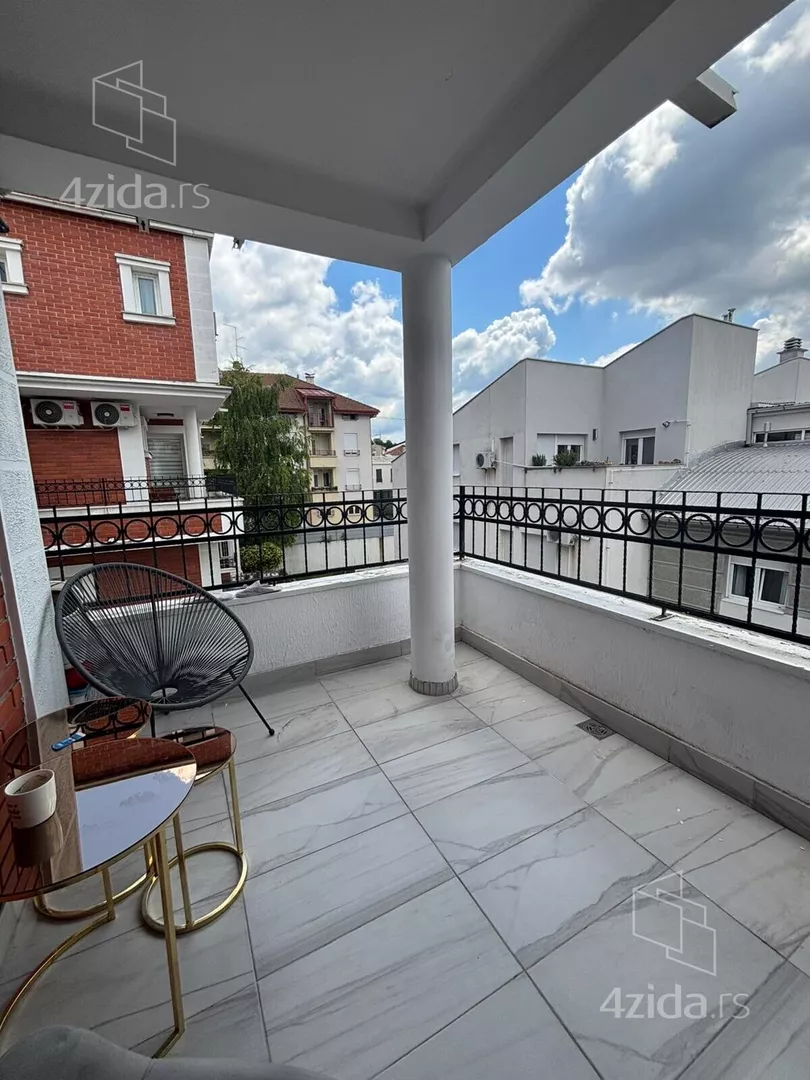 Petosoban stan | 4zida