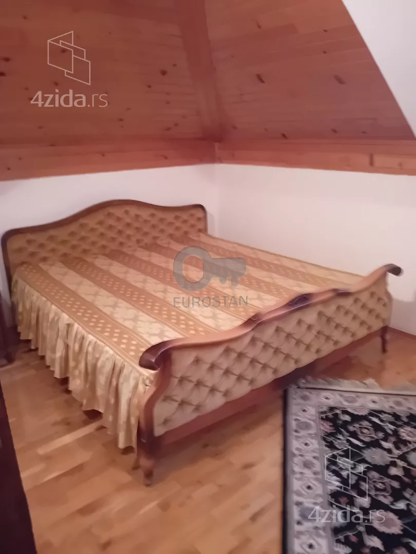 Šestoiposoban stan | 4zida