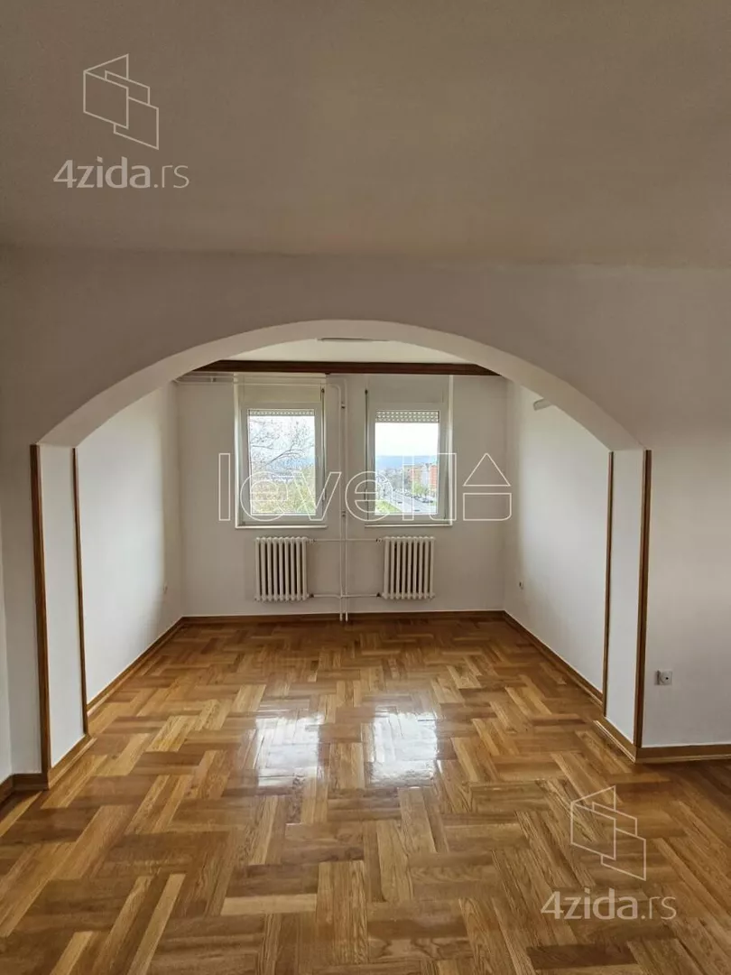 Četvoroiposoban stan | 4zida