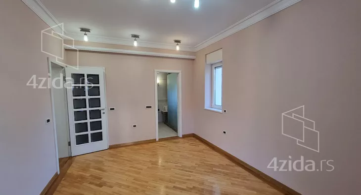 Šestoiposoban stan | 4zida