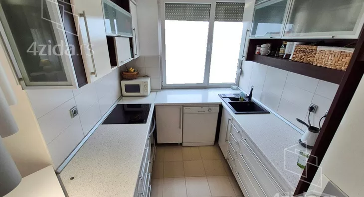 Šestosoban stan | 4zida