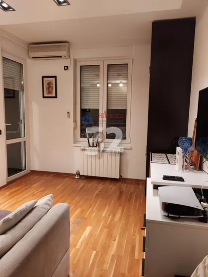 Miće Orlovića | 4zida.rs