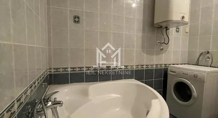 Šestosoban stan | 4zida
