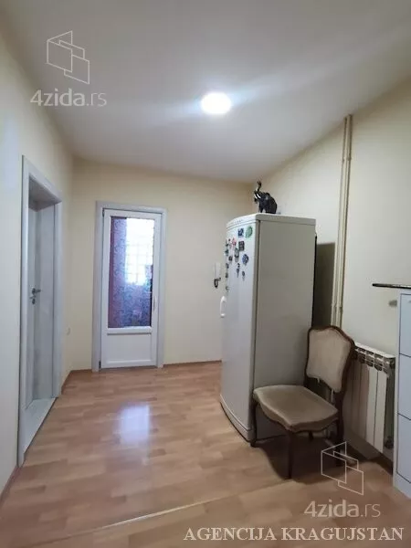 Poslovna zgrada | 4zida