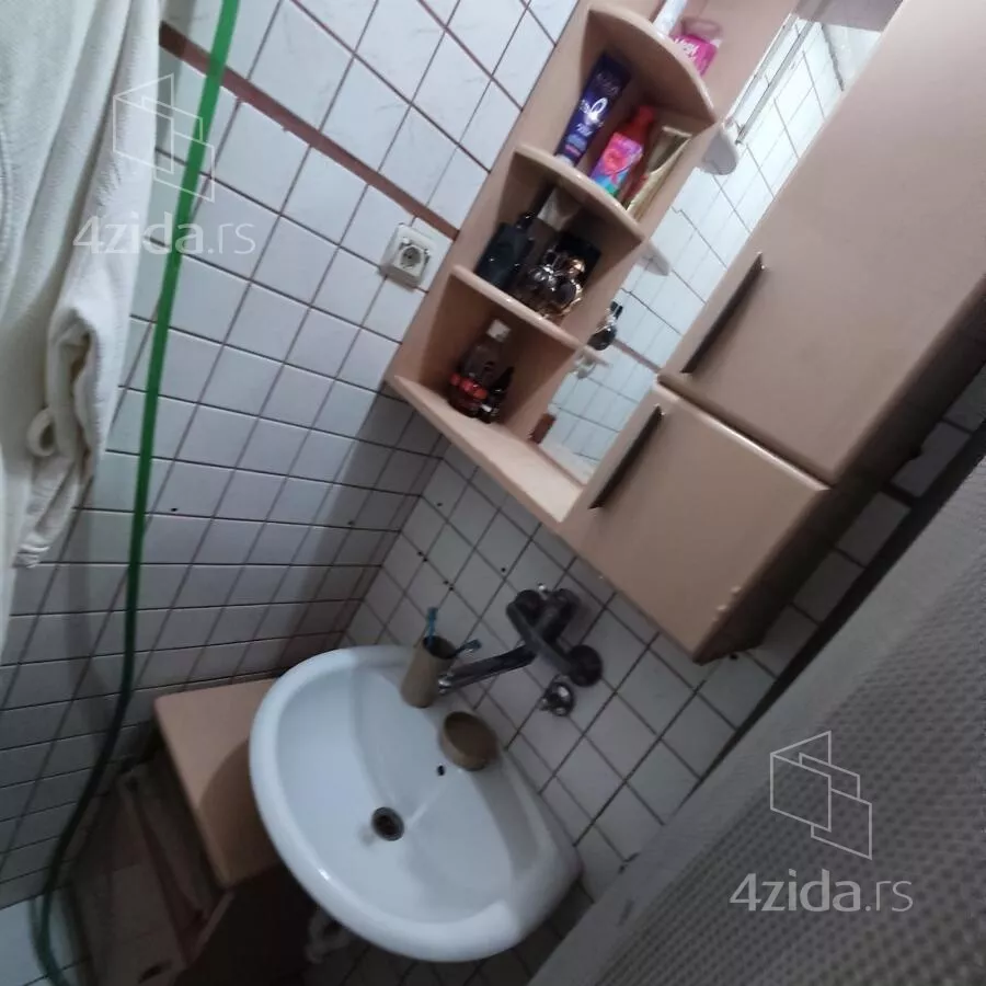 Četvoroiposoban stan | 4zida