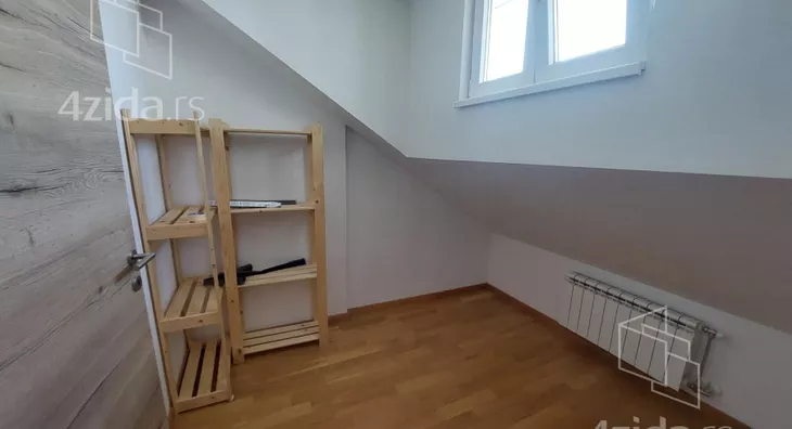 Petoiposoban stan | 4zida