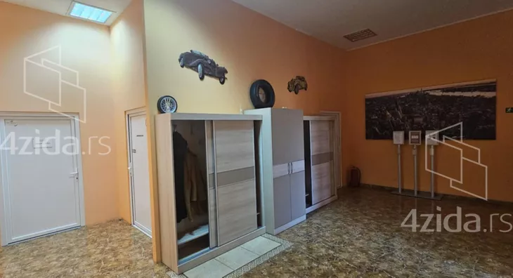 Poslovna zgrada | 4zida