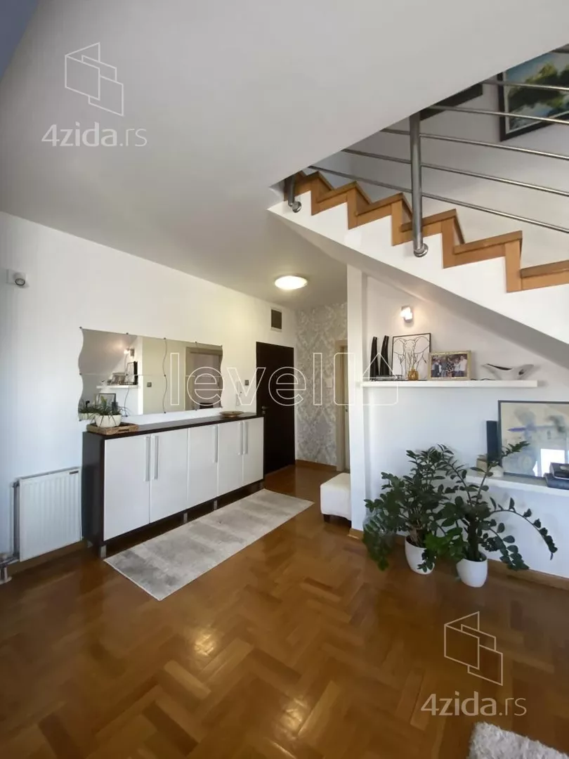 Šestosoban stan | 4zida