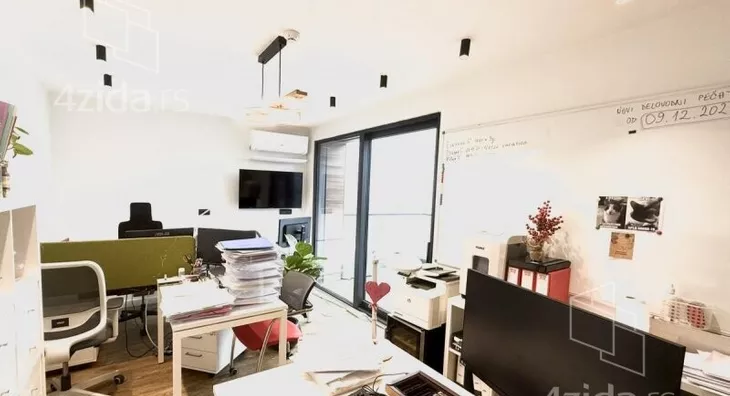 Poslovna zgrada | 4zida