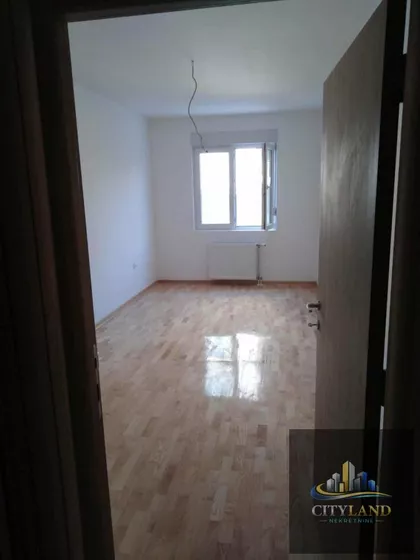 Crveni Pevac | 4zida.rs